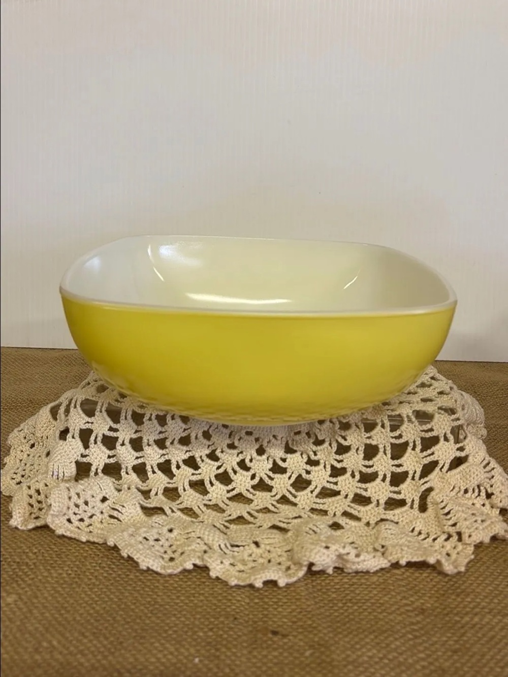 PYREX #525B 25 Vintage Hostess Square Bowl Serving Dish in Yellow 2.5 QT USA